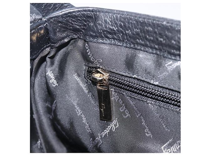 Borsa a tracolla Salvatore Ferragamo Gancini in pelle nera e oro Auth 199594 Nero D'oro - vista 22
