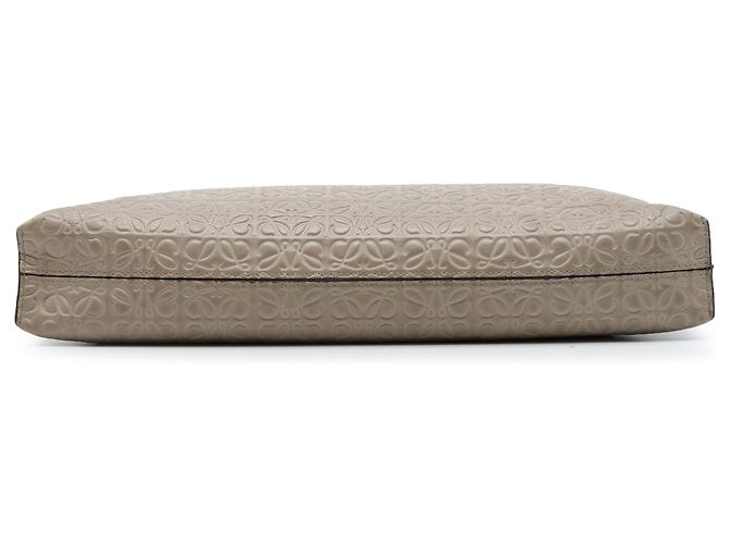 Clutch T em couro castanho LOEWE com Anagrama em relevo e padrão repetido Marrom - vista 3