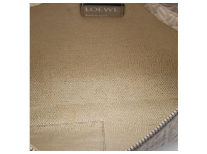 Clutch T em couro castanho LOEWE com Anagrama em relevo e padrão repetido Marrom - vista 4