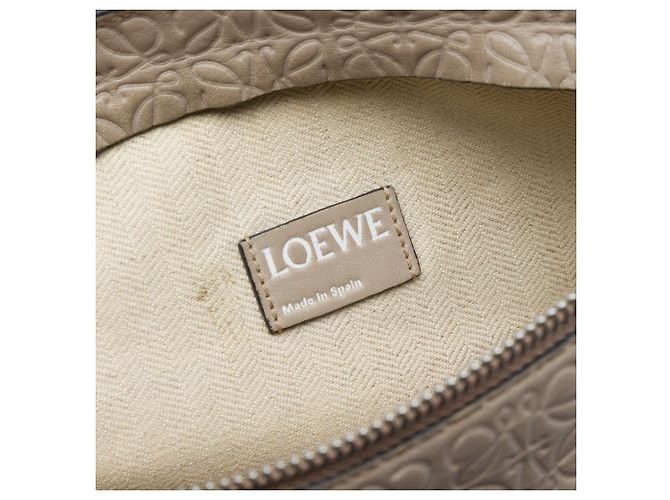 Clutch T em couro castanho LOEWE com Anagrama em relevo e padrão repetido Marrom - vista 5