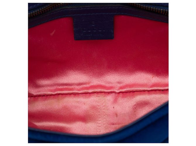 Borsa a tracolla Gucci GG Marmont Matelassé in velluto blu Medium - vista 4