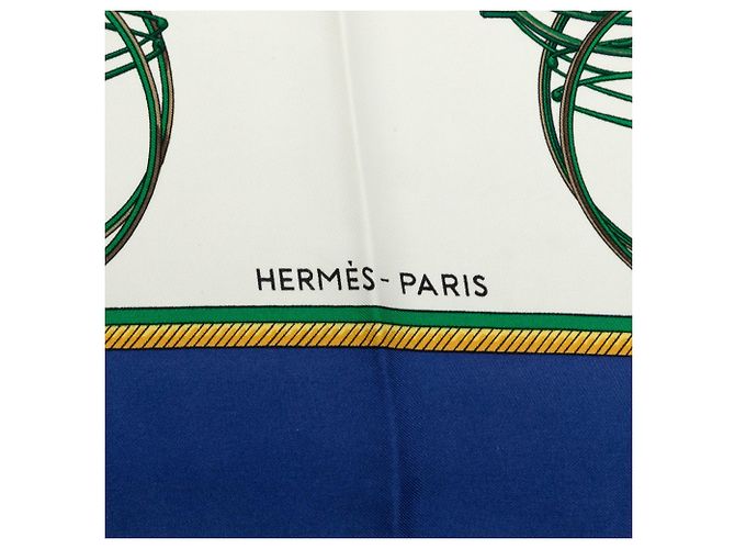 Carré di seta Hermès Les Voitures a Transformation Bianco 90 - vista 2