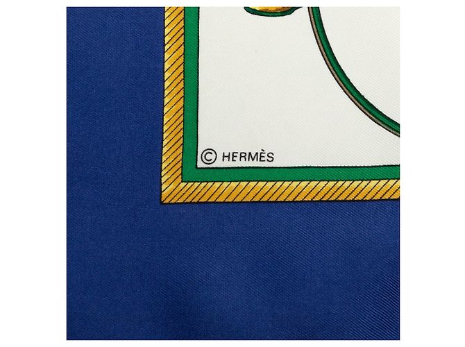 Carré di seta Hermès Les Voitures a Transformation Bianco 90 - vista 4