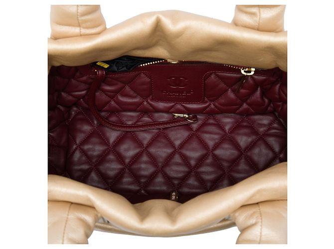 Sac cabas réversible Chanel Coco Cocoon Small en agneau doré - vue 4