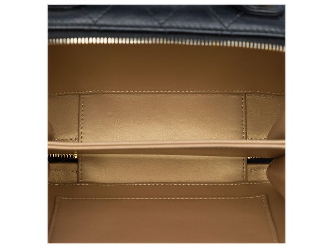 Borsa Vanity Case Satchel Chanel Medium in lambskin nera con placca dorata Nero - vista 4
