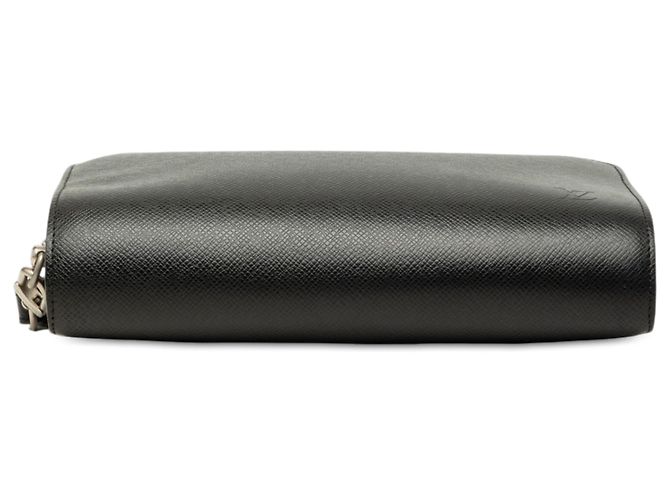 Bolso de mano Louis Vuitton Taiga Pochette Baikal Negro - vista 3