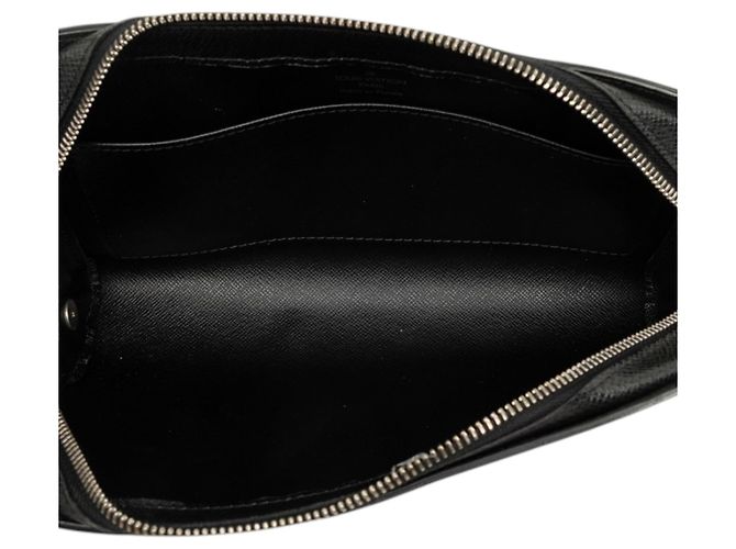 Bolso de mano Louis Vuitton Taiga Pochette Baikal Negro - vista 4