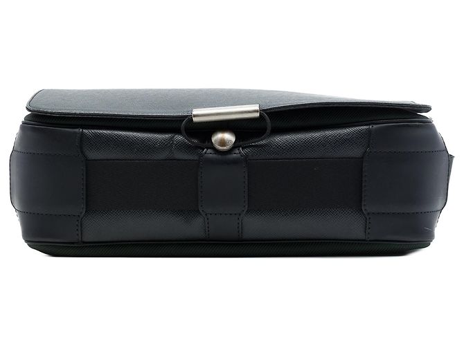 Louis Vuitton Taiga Viktor Crossbody Bag Schwarz - Ansicht 3