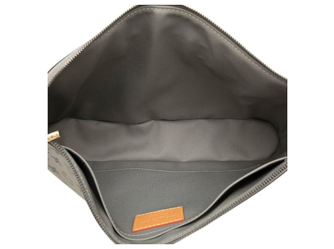 Bolso de mano Louis Vuitton Monogram Titanium Pochette Cosmos Gris - vista 4
