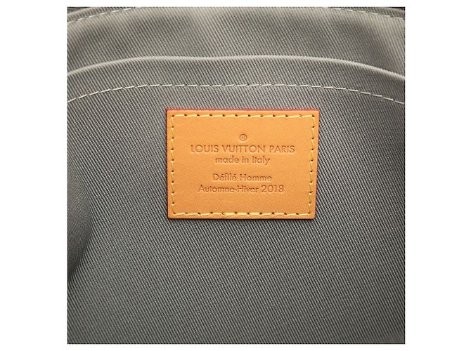 Bolso de mano Louis Vuitton Monogram Titanium Pochette Cosmos Gris - vista 5