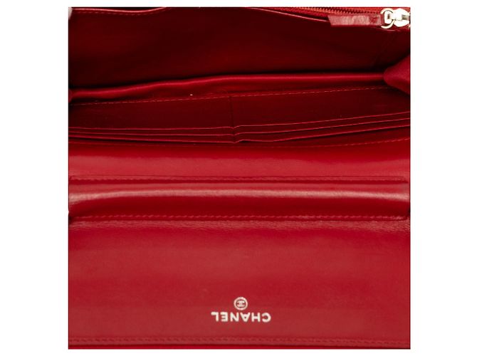 Borsa a tracolla Chanel CC rossa in nappa embossed con camelia, Wallet On Chain Rosso - vista 4
