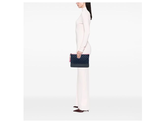 Pouch cosmetici Gabrielle Chanel Medium Chevron in vitello invecchiato blu - vista 5