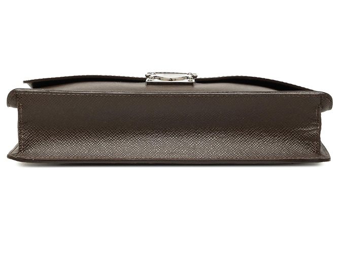 Clutch Louis Vuitton Taiga Belaia Marrón Castaño - vista 3