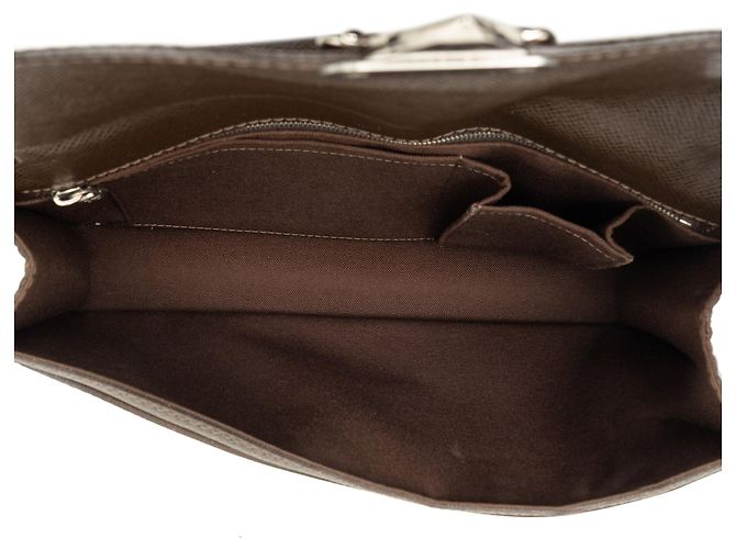 Clutch Louis Vuitton Taiga Belaia Marrón Castaño - vista 4