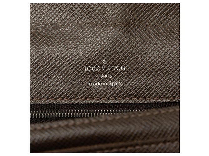 Clutch Louis Vuitton Taiga Belaia Marrón Castaño - vista 5
