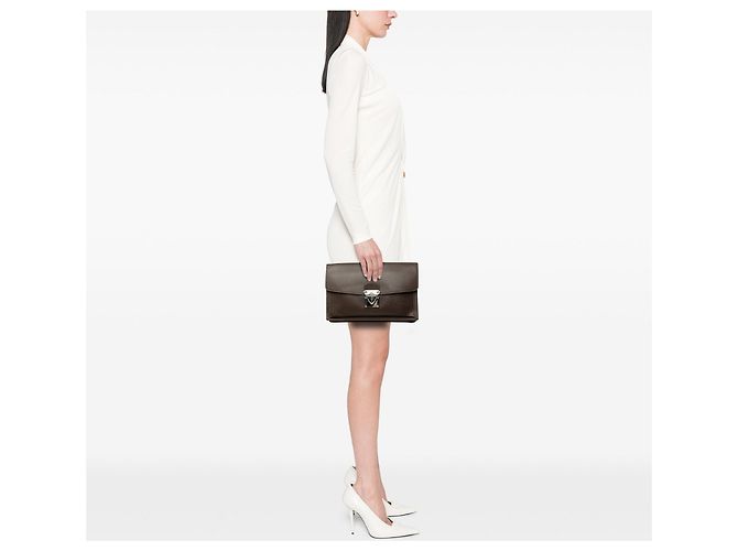 Clutch Louis Vuitton Taiga Belaia Marrón Castaño - vista 6