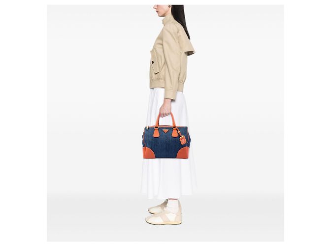 Borsa a mano in denim blu Prada con rifiniture in Saffiano - vista 6