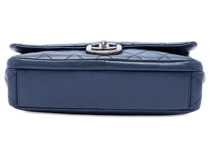 Chanel Large Quilted Satchel aus blauem Ziegenleder mit Taillenkette und doppeltem Tragegriff - Ansicht 3