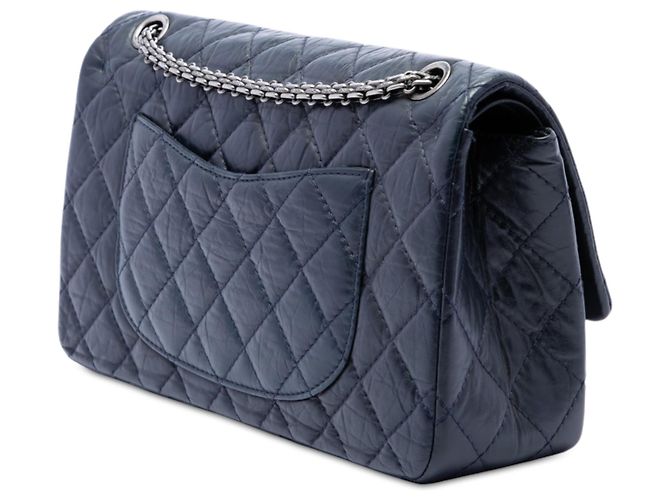 Borsa a tracolla Chanel Reissue 2.55 Double Flap 226 in pelle di vitello matelassé blu - vista 2