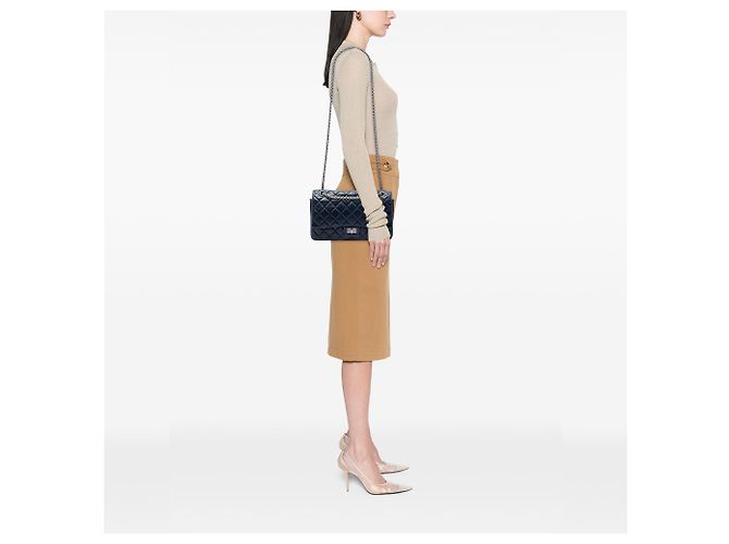 Borsa a tracolla Chanel Reissue 2.55 Double Flap 226 in pelle di vitello matelassé blu - vista 6