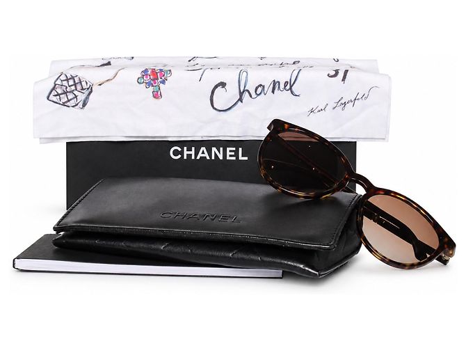 Chanel, Braune runde Schildpatt-Sonnenbrille mit Perle - Ansicht 3