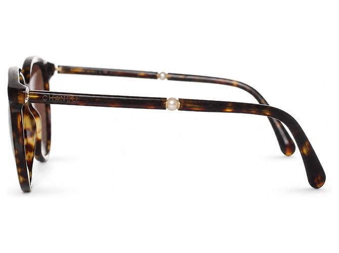 Chanel, Braune runde Schildpatt-Sonnenbrille mit Perle - Ansicht 4