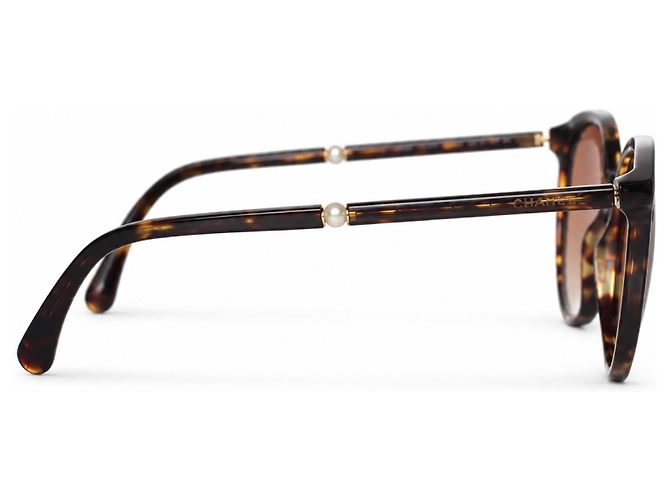 Chanel, Braune runde Schildpatt-Sonnenbrille mit Perle - Ansicht 6