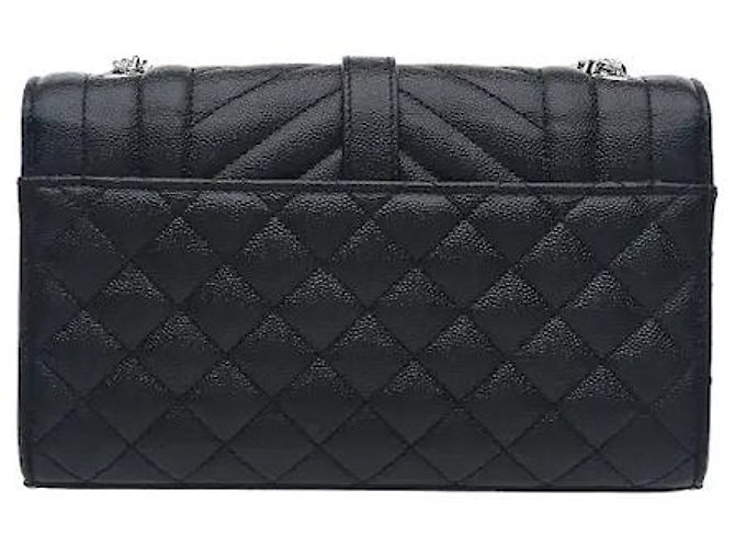 Autre Marque Una borsa a tracolla Envelope caratterizzata da una silhouette tridimensionale che combina rombi e cuciture trapuntate verticali con un sofisticato logo Cassandre. Realizzata in Grain de Poudre altamente resistente Nero - vista 2