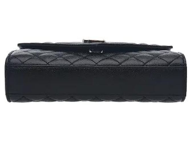 Autre Marque Una borsa a tracolla Envelope caratterizzata da una silhouette tridimensionale che combina rombi e cuciture trapuntate verticali con un sofisticato logo Cassandre. Realizzata in Grain de Poudre altamente resistente Nero - vista 3