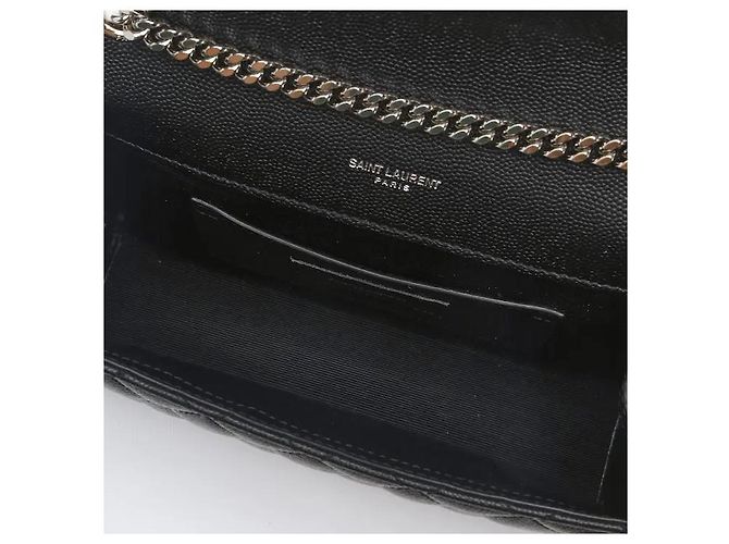 Autre Marque Una borsa a tracolla Envelope caratterizzata da una silhouette tridimensionale che combina rombi e cuciture trapuntate verticali con un sofisticato logo Cassandre. Realizzata in Grain de Poudre altamente resistente Nero - vista 4