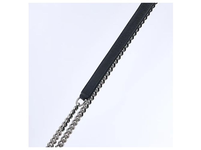 Autre Marque Una borsa a tracolla Envelope caratterizzata da una silhouette tridimensionale che combina rombi e cuciture trapuntate verticali con un sofisticato logo Cassandre. Realizzata in Grain de Poudre altamente resistente Nero - vista 5