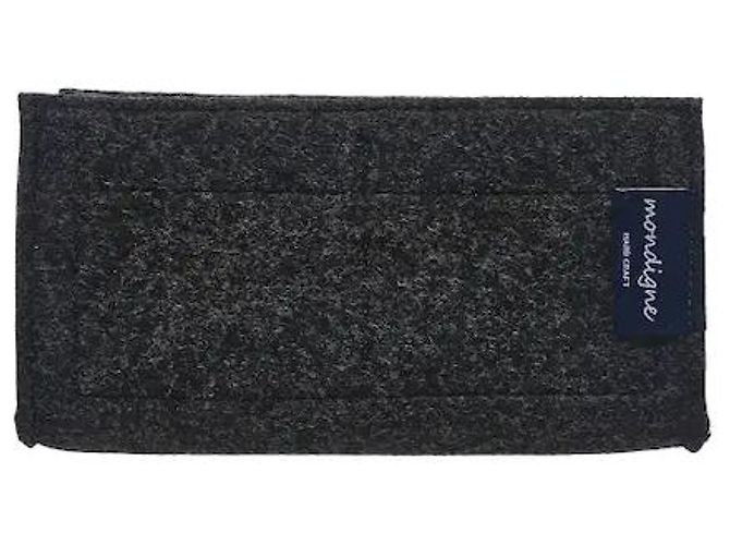 Autre Marque Una borsa a tracolla Envelope caratterizzata da una silhouette tridimensionale che combina rombi e cuciture trapuntate verticali con un sofisticato logo Cassandre. Realizzata in Grain de Poudre altamente resistente Nero - vista 6