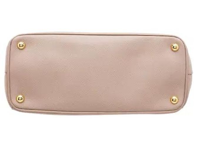 L'iconica pelle Saffiano di Prada, con il suo caratteristico motivo a croce, è resistente a graffi e macchie, mantenendo un aspetto pulito anche con l'uso quotidiano. La sua silhouette robusta... Rosa - vista 3