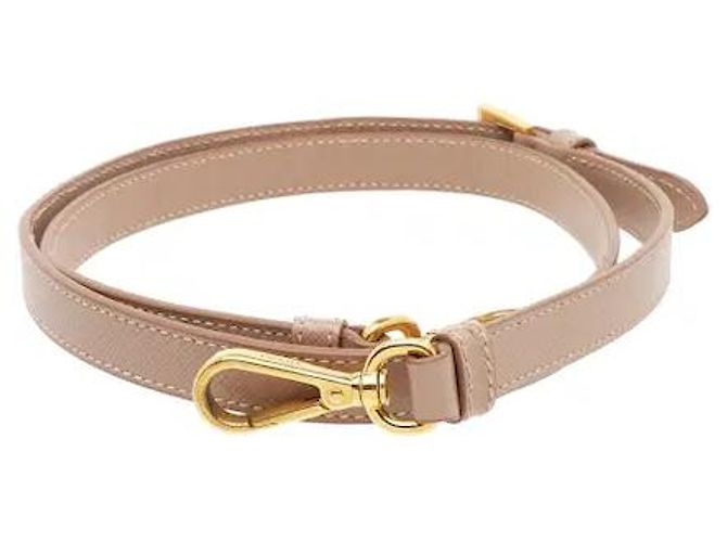 L'iconica pelle Saffiano di Prada, con il suo caratteristico motivo a croce, è resistente a graffi e macchie, mantenendo un aspetto pulito anche con l'uso quotidiano. La sua silhouette robusta... Rosa - vista 8