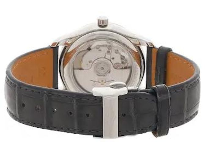 O relógio automático Longines Master Collection é uma obra-prima que comprova o know-how da relojoaria tradicional e a elegância clássica. O acabamento sofisticado do mostrador combina-se com um movimento automático estável. - vista 2