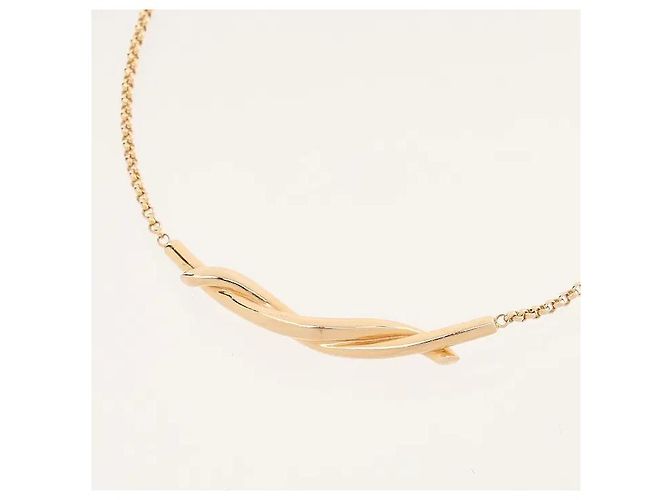 A pulseira Entrelacs, com um motivo de anéis entrelaçados tridimensionais, é uma peça que capta a mestria sofisticada e a sensibilidade elegante da Cartier. Curvas de um material de ouro sofisticado Dourado - vista 3