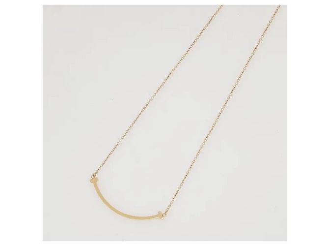 Tiffany & Co Una collana che mette in risalto la brillantezza distintamente calda ed elegante del materiale. Il suo design curvo e grazioso, che evoca un sorriso all'angolo della bocca, crea un'atmosfera sofisticata, e il D'oro - vista 2