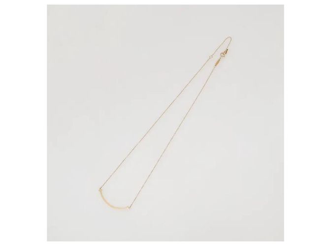 Tiffany & Co Una collana che mette in risalto la brillantezza distintamente calda ed elegante del materiale. Il suo design curvo e grazioso, che evoca un sorriso all'angolo della bocca, crea un'atmosfera sofisticata, e il D'oro - vista 3