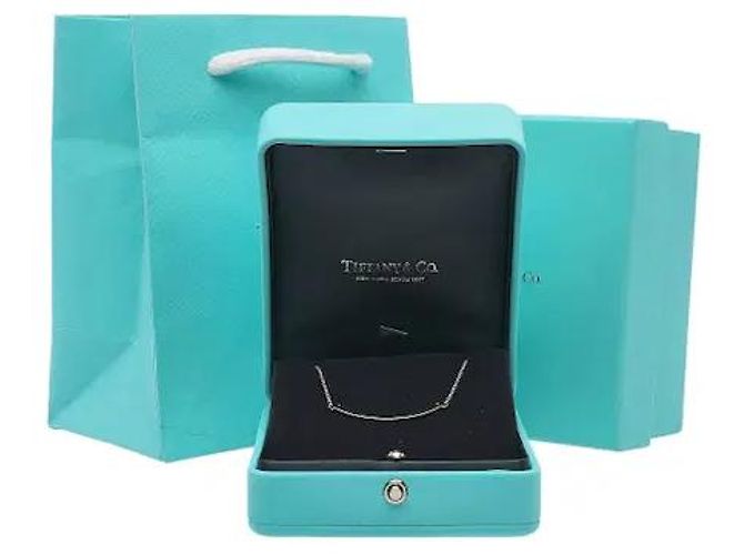 Tiffany & Co Una collana che mette in risalto la brillantezza distintamente calda ed elegante del materiale. Il suo design curvo e grazioso, che evoca un sorriso all'angolo della bocca, crea un'atmosfera sofisticata, e il D'oro - vista 5