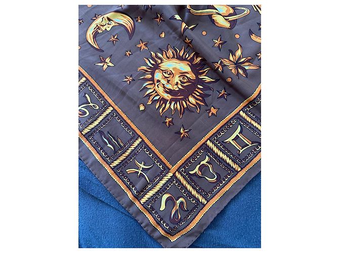 Gianni Versace Seidenschal mit astrologischem Print Braun Mehrfarben Golden - Ansicht 4
