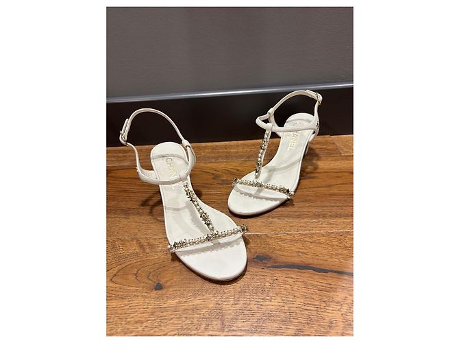 Chanel Sandalen weißes Leder Perlen CC-Logo - Ansicht 10