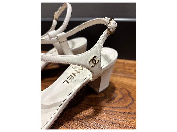Chanel Sandalen weißes Leder Perlen CC-Logo - Ansicht 11