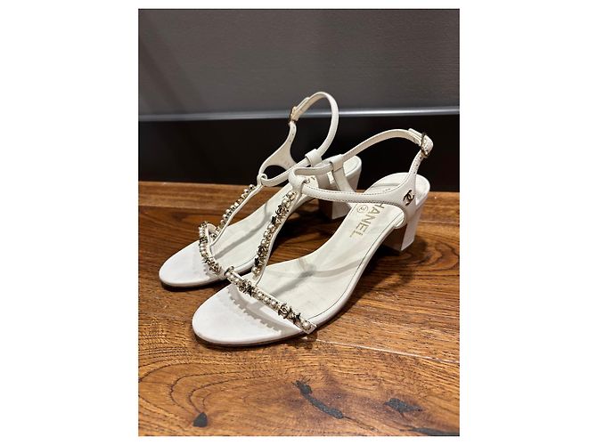 Chanel Sandalen weißes Leder Perlen CC-Logo - Ansicht 2