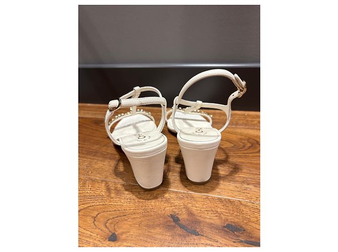 Chanel Sandalen weißes Leder Perlen CC-Logo - Ansicht 3
