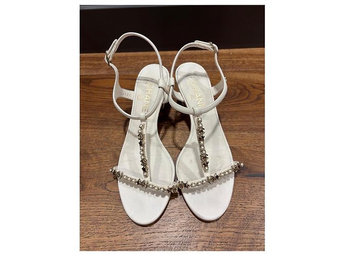 Chanel Sandalen weißes Leder Perlen CC-Logo - Ansicht 6