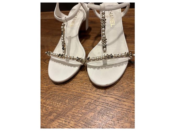 Chanel Sandalen weißes Leder Perlen CC-Logo - Ansicht 7