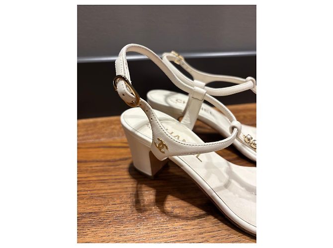 Chanel Sandalen weißes Leder Perlen CC-Logo - Ansicht 8