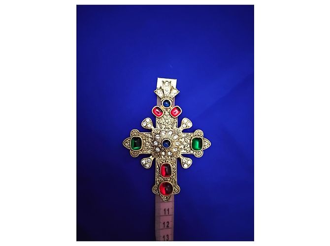 Chanel Kreuz-Brosche mit bunten Edelsteinen Rot Blau Golden Grün - Ansicht 5