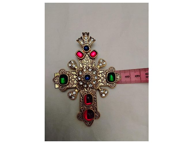 Chanel Kreuz-Brosche mit bunten Edelsteinen Rot Blau Golden Grün - Ansicht 8