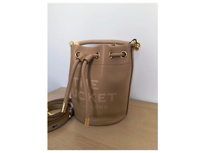 Marc Jacobs The Bucket Beuteltasche aus genarbtem Leder - Camel Kamel - Ansicht 11